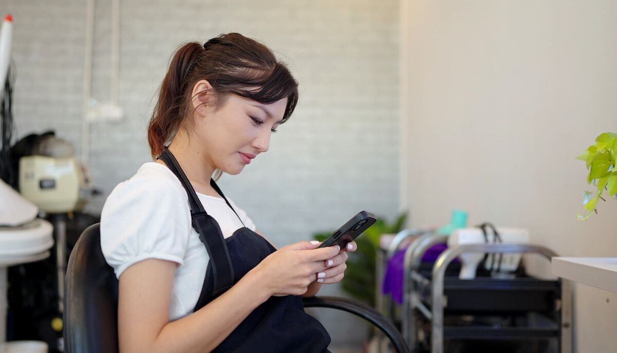 サロンのスタッフが、スマホで領収書を撮って送る