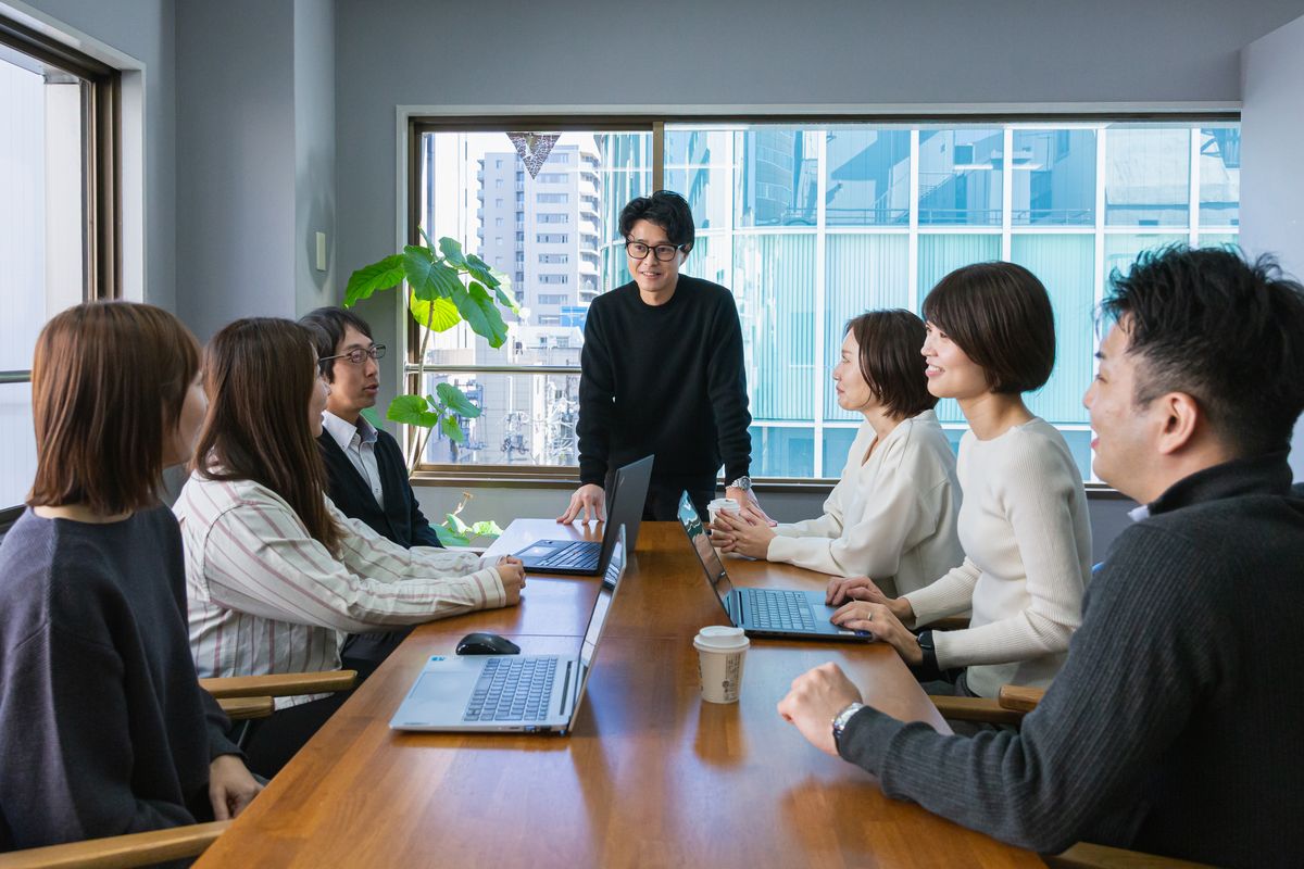 any advisory の会議室で、代表の水村とメンバーが打ち合わせをしている様子